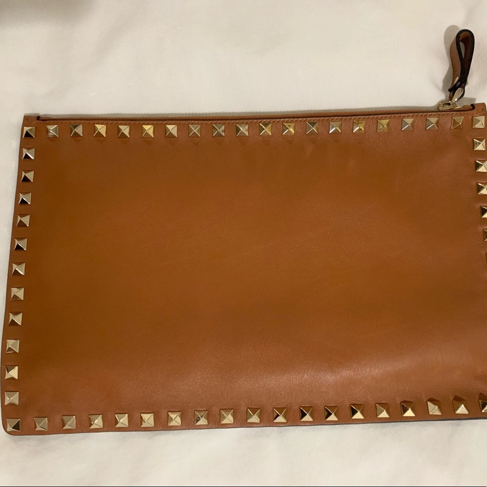 Brand new Valentino tan clutch I’m selling it because I have no need for it.